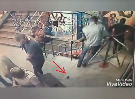 Видео взрыва в клубе в Сумах: люди не поняли, что в них кинули гранату, не убегают, пинают ее ногой - кадры