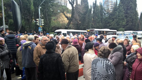 Массовые протесты в Сочи: пенсионеры перекрывают улицы, в городе большие пробки