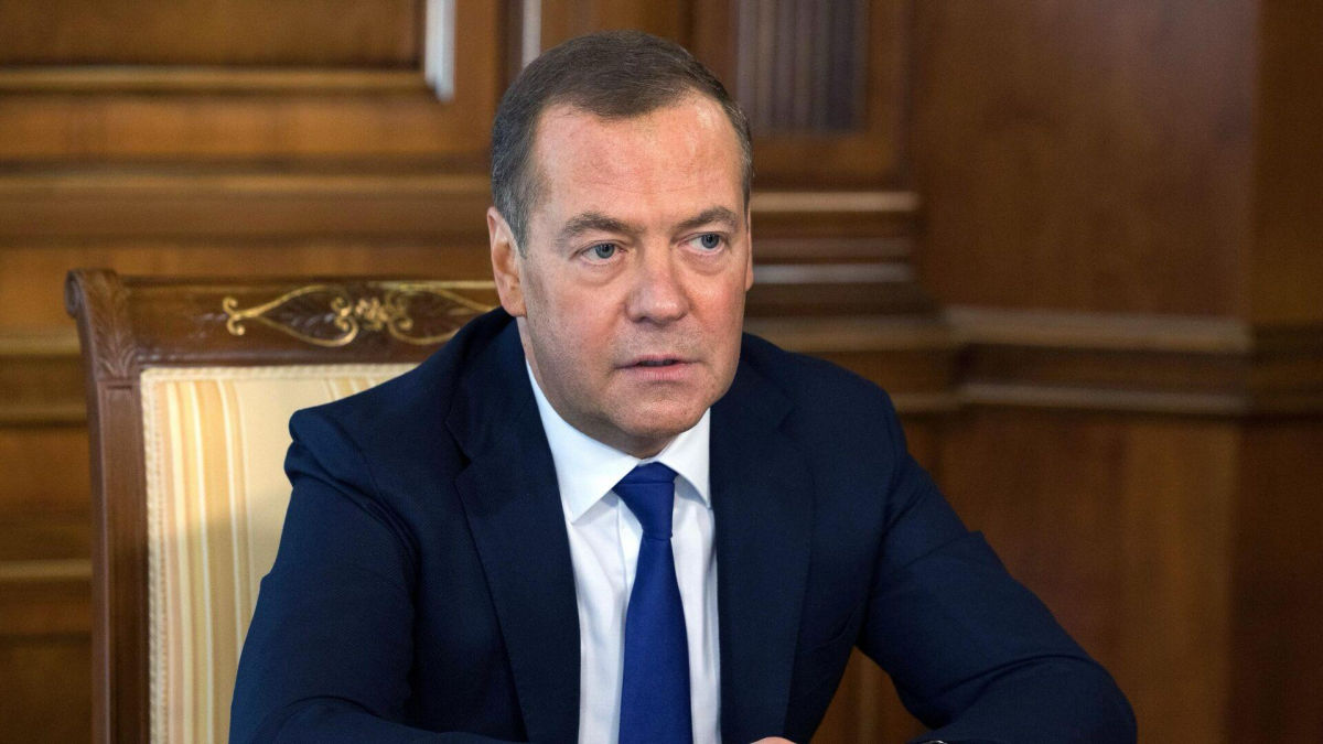 Медведев отреагировал на заявление Путина о необходимости сдерживания НАТО громким храпом 