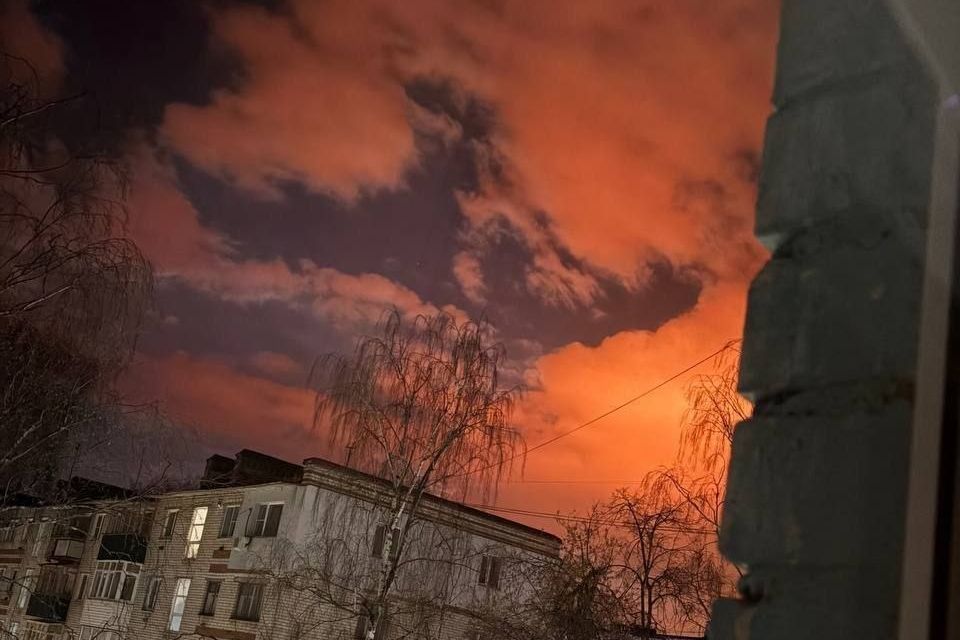 “Безопасное выгорание” в Приморске и пожар на НПЗ “Лукойл”: ВСУ снова атаковали нефтянку РФ