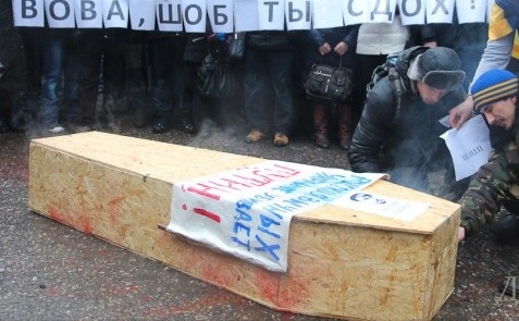 Почтили жертв обстрела Мариуполя: одесситы сожгли гроб с "портретом Путина"