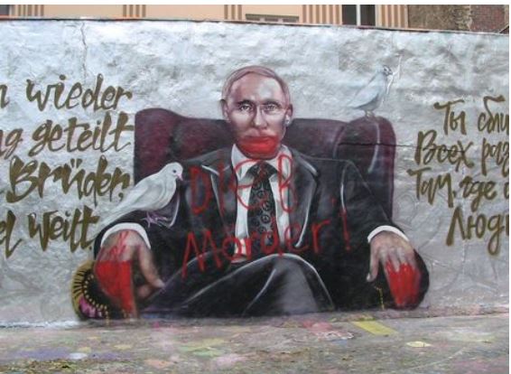 "Вор и убийца с окровавленными руками!" - в Берлине жители "усовершенствовали" граффити с Путиным, дополнив его надписями в соответствии с действиями лидера страны-агрессора - кадры