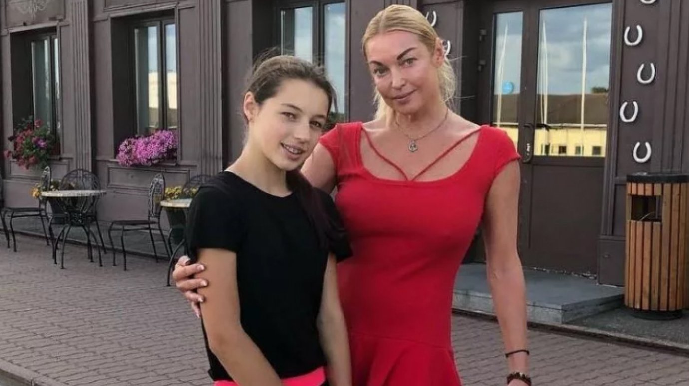 Ради нового бойфренда Волочкова выгнала из дома 15-летнюю дочь Ариадну 