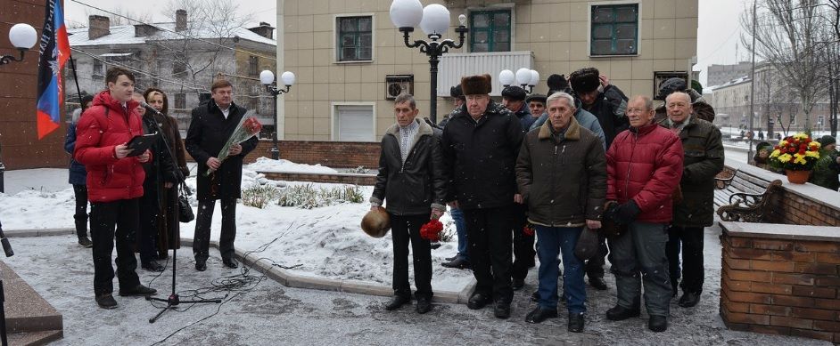 "Да идите вы со своим "русским миром" и вашей недореспубликой": чернобыльцы в Енакиево взбунтовались против Захарченко и отказались фотографироваться с флагами "ДНР"