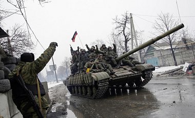Штаб: позиции "Азова" расстреляли из танков, ранены 9 бойцов