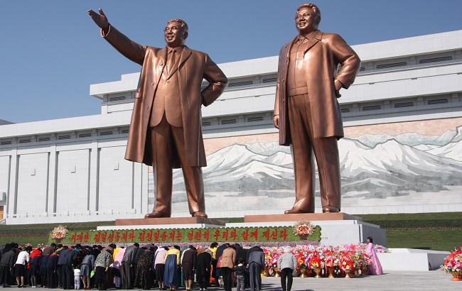 "Мы – непобедимая ядерная держава, которая будет угрожать США и проводить ядерные испытания!" – в Северной Корее помпезно отметили 69-ю годовщину основания диктаторского государства