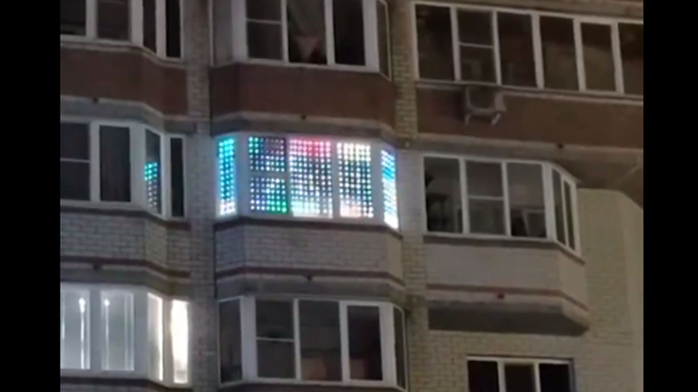 Під гуркіт новорічного салюту мешканець Великого Новгорода гірляндою підтримав Україну та ЗСУ: "провокаційні" кадри