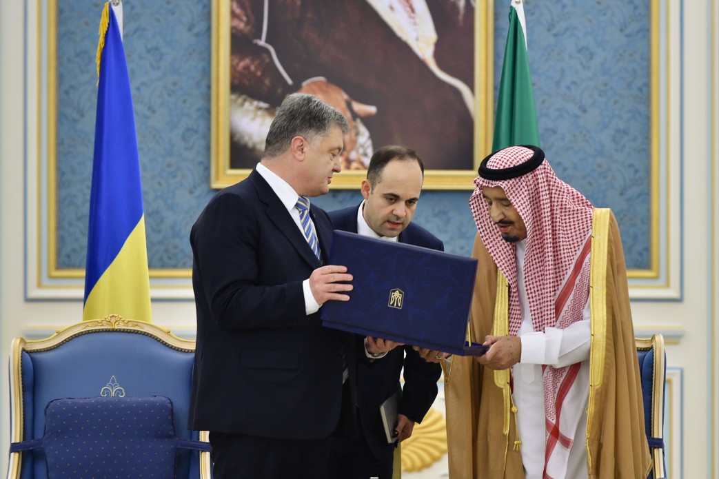"За значительный личный вклад": король Саудовской Аравии получил от Петра Порошенко одну из высших наград Украины – кадры