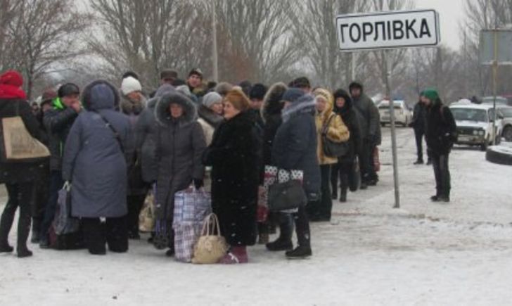 За день 3 пенсионера умерли на блокпосту вблизи Горловки: огромные очереди боевиков "ДНР" довели до приступа