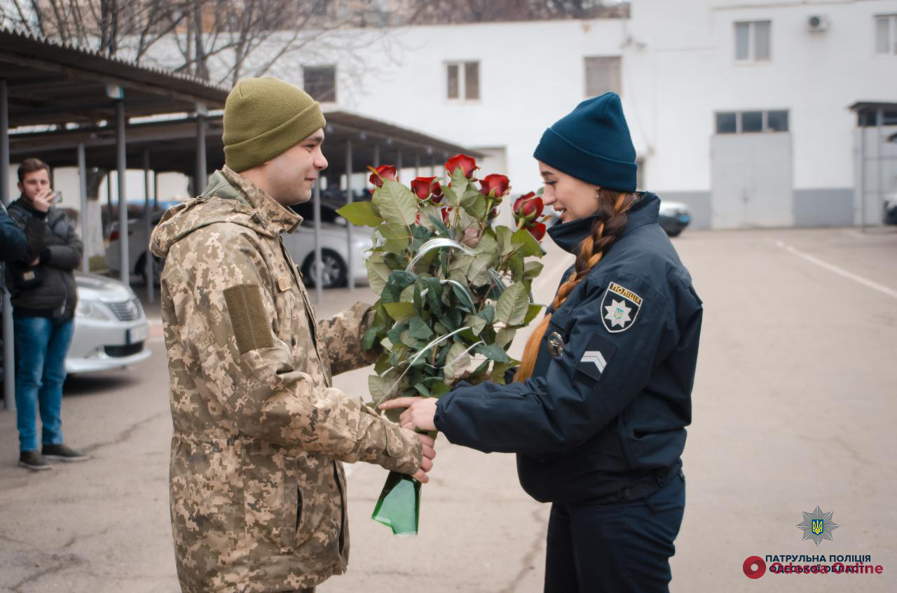 Боец ВСУ сделал предложение девушке-полицейской на глазах у начальства и изумленных коллег – трогательные кадры 