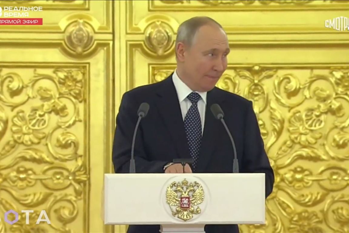 ​Путин попал в неловкое положение на встрече с послами: Кремль опубликовал видео "конфуза"