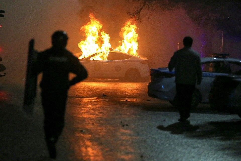 В центре Алматы уличные бои: протестующие жгут полицейские машины, звучат взрывы и стрельба