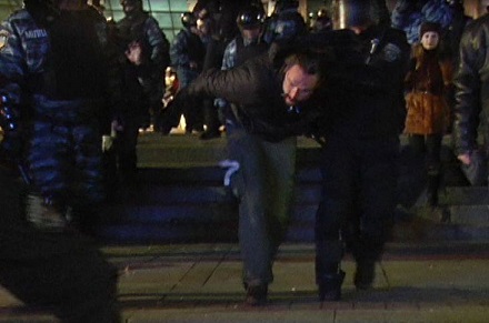 Подробности столкновений в Киеве: как агрессивые молодчики бросали взрывпакеты в правоохранителей