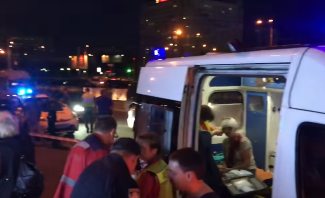 В Киеве водитель разнес остановку с людьми: раненые выжили только чудом – первые кадры