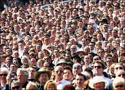 Эксперты рассказали, какой будет зарплата украинцев к концу 2016 года на фоне повышения доллара и услуг в сфере ЖКХ