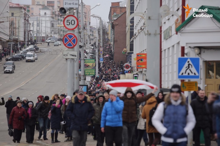 На митингах в Беларуси замечены российские титушки и провокаторы, кричавшие "Слава России!": белорусы демонстративно игнорируют лозунги о "братской России" (прямая видеотрансляция)