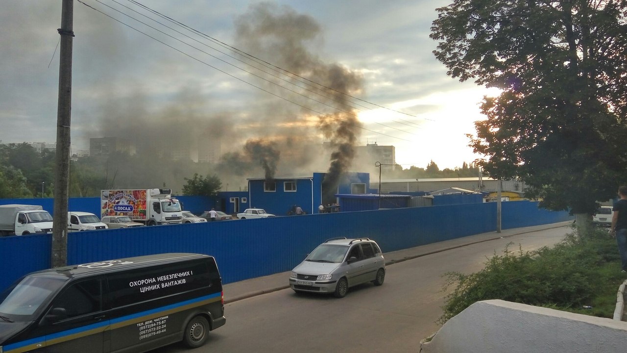 Опубликованы кадры мощного взрыва в Харькове, едва не повыбивавшего окна в жилых домах
