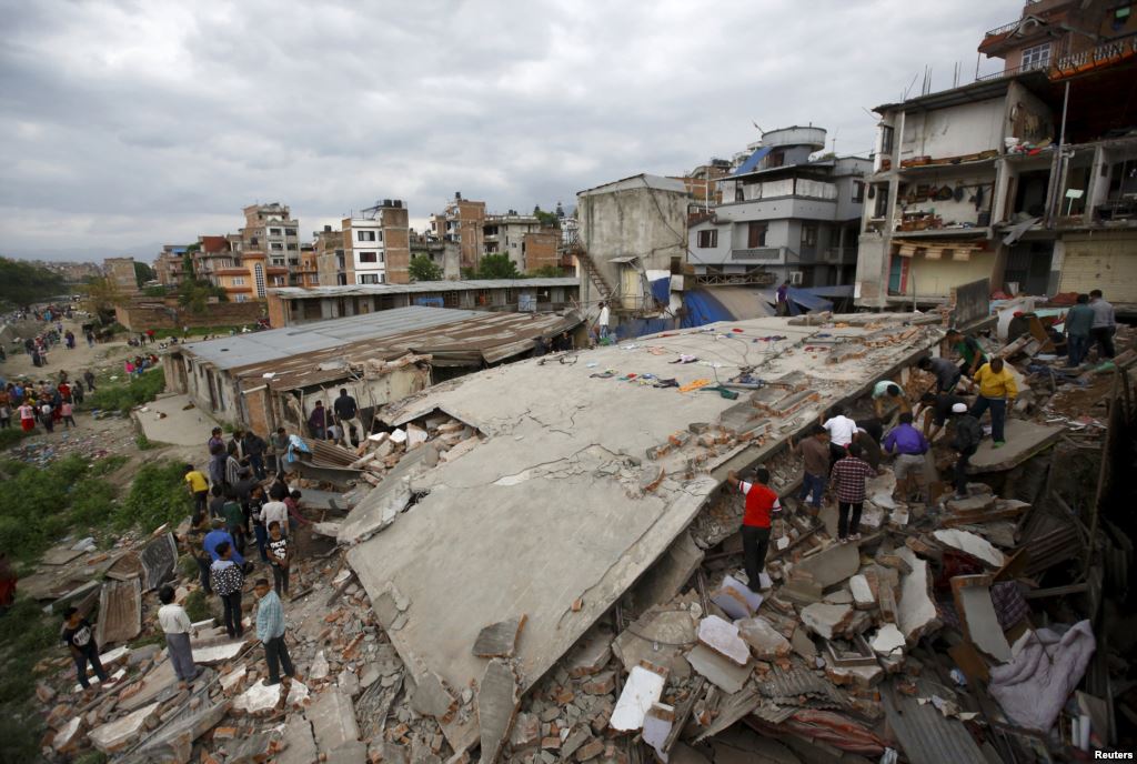 Из-за схода лавины в Непале приостановлены поиски пострадавших от землетрясения
