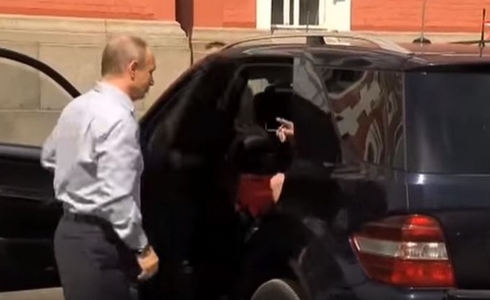 ​Песков сделал сенсационное заявление о "загадочной спутнице" Путина: "дама" с красной сумочкой, которой президент РФ бросился открывать дверь авто, оказалась?