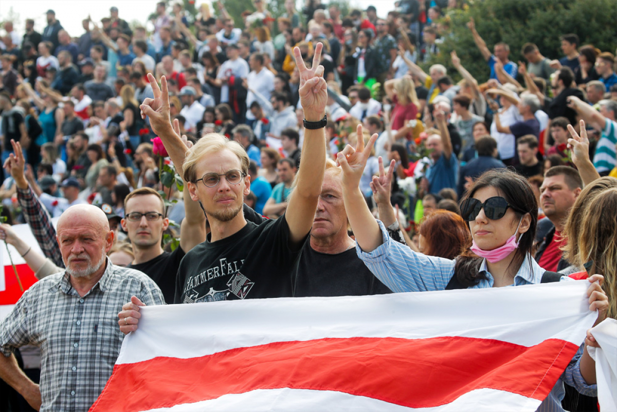 Между силовиками и протестующими в Беларуси произошли стычки – много раненых, ОМОН тащит людей за руки и ноги