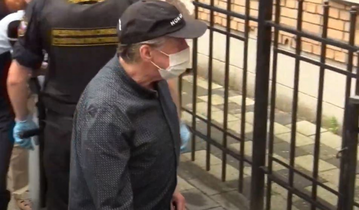 "В маске и черных очках" Михаила Ефремова привезли на первое судебное заседание по смертельному ДТП