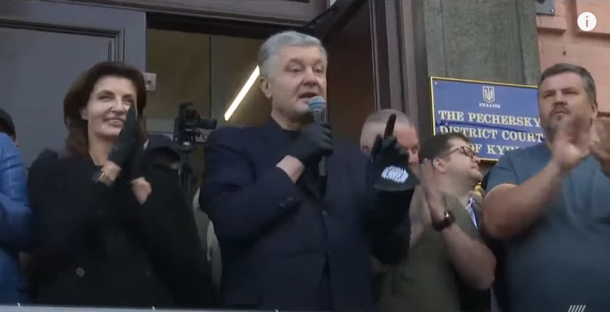 "Это важная победа!" - Порошенко под овации толпы рассказал, чем закончилось заседание суда в Киеве