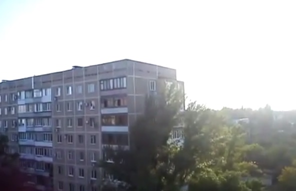 На площади Бакинских комиссаров в Донецке слышны мощные взрывы