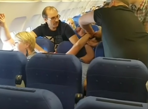 Пьяный россиянин на борту самолета в Турцию устроил массовое побоище, избил проводников  и угрожал, что все сдохнут - кадры
