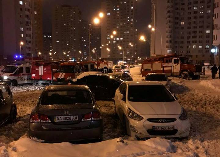 Масштабный ночной пожар в Киеве: около пяти автомобилей выгорели до тла на подземной парковке 