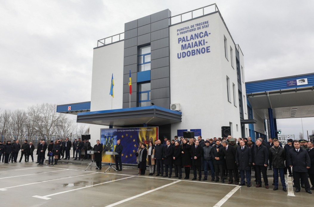 Порошенко и Филип открыли совместный пункт пропуска на границе между Украиной и Молдовой  