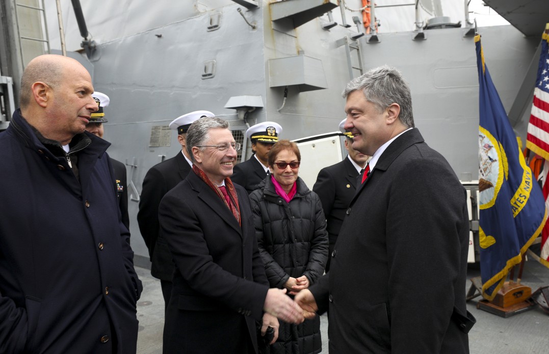 Порошенко провел встречу с Волкером на американском эсминце в Одессе: россияне злые от бессилия - кадры