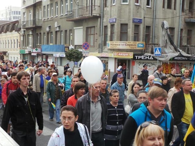 Как милиция разгоняла "Марш мира" возле Зеркальной струи в Харькове