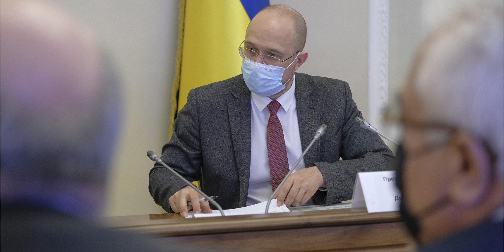 Карантин в Украине: Шмыгаль рассказал, кто будет контролировать ношение масок и соцдистанцию
