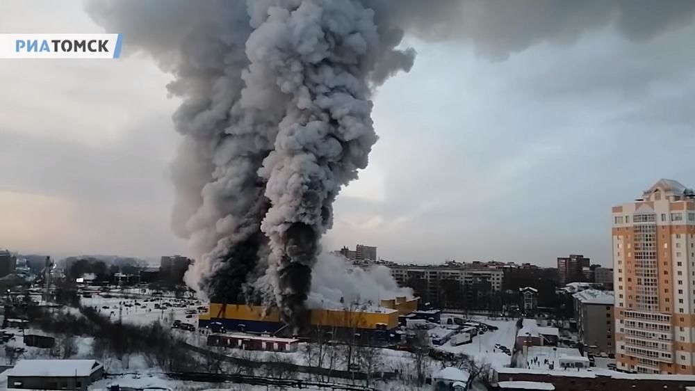 В российском Томске загорелся гипермаркет "Лента": у здания рухнула крыша, взрывается пиротехника