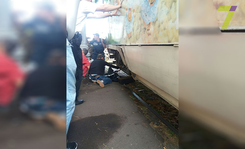В Одессе произошло кровавое ДТП: женщина случайно упала на рельсы во время приближения трамвая, ей отрезало обе ноги  - кадры