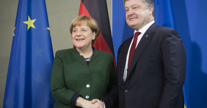 Порошенко срочно возвращается в Украину: из-за обстрелов Авдеевки президент прервал визит к Меркель в Берлине