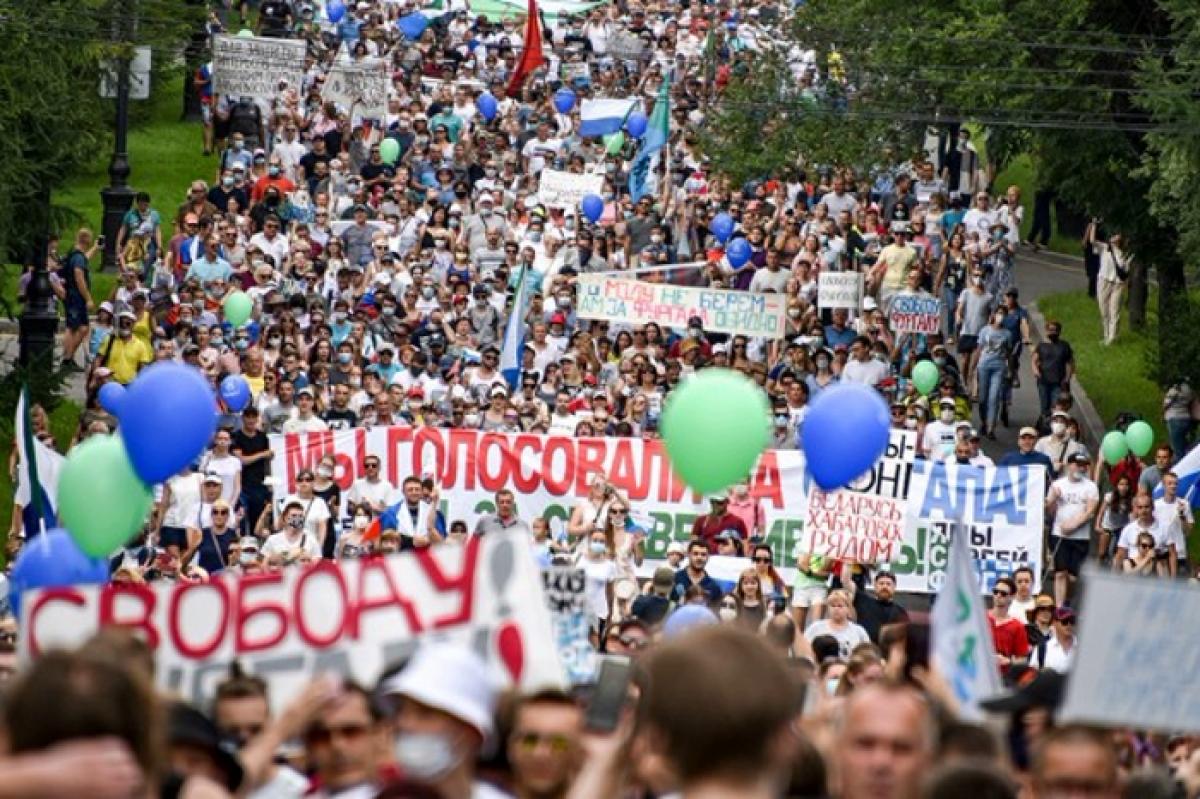 В Хабаровске припомнили Путину Навального и Беларусь - кадры многотысячной демонстрации