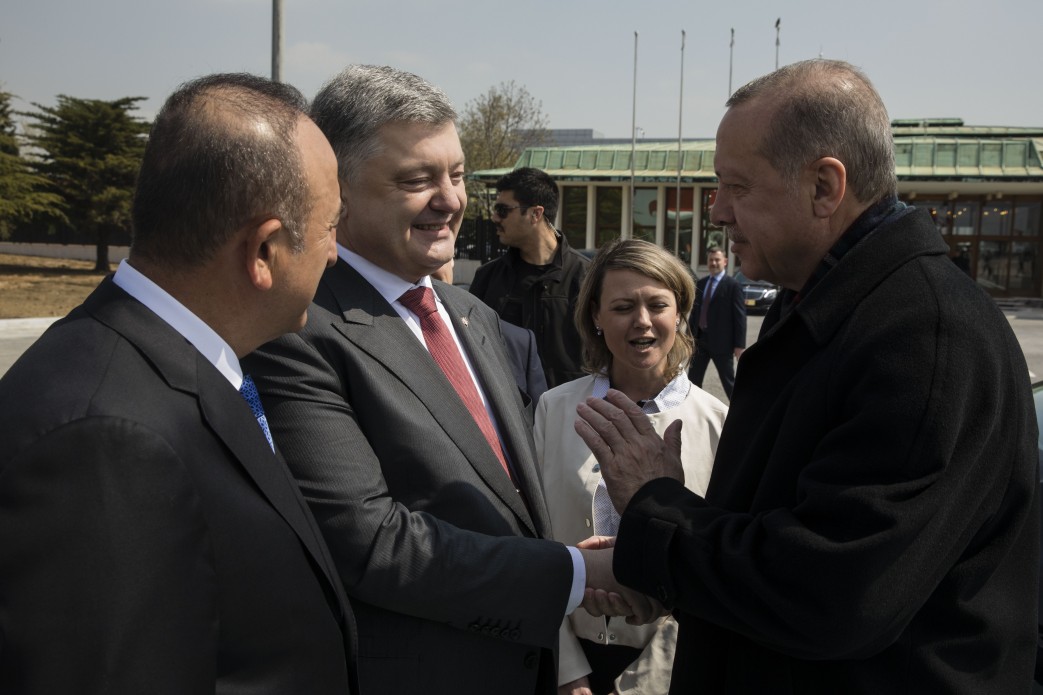 Президент Украины отправился с визитом в Турцию, где проводит важные переговоры. Стало известно, о чем договорились Порошенко и Эрдоган. Кадры