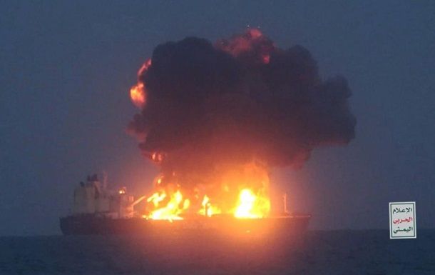 Йеменские хуситы взорвали греческий нефтяной танкер в Красном море — появились кадры