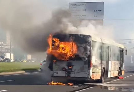 ​В Москве пассажирский автобус за несколько минут превратился в факел, - кадры