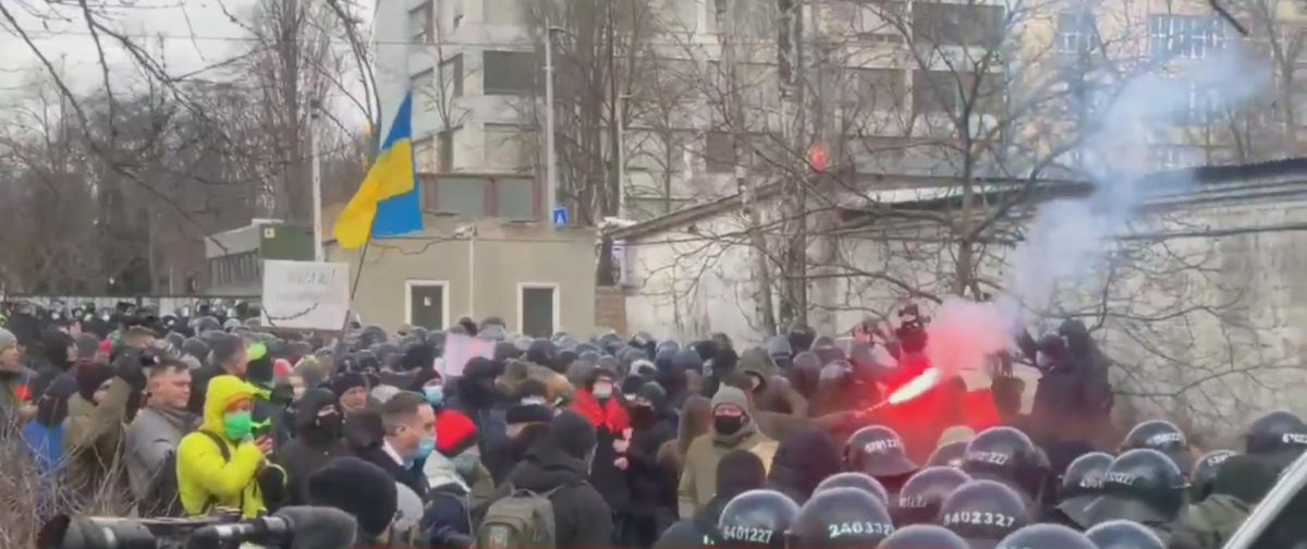 Дело Шеремета: автозак с Антоненко прорвался через толпу протестующих 