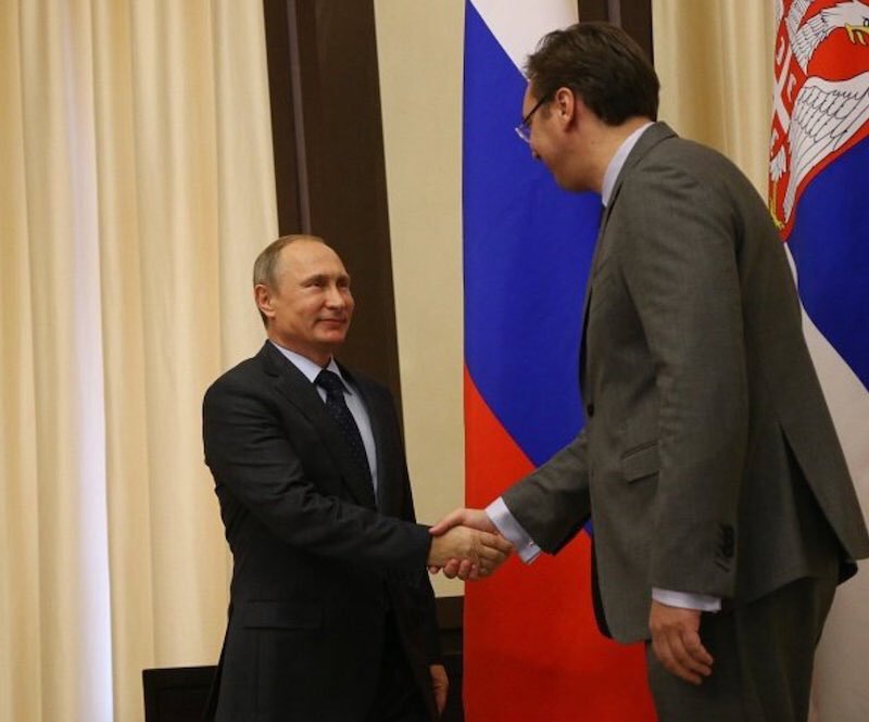 Неудачное фото Путина взорвало соцсети: из-за роста на встрече с президентом Сербии произошел скандальный казус
