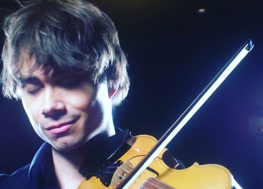 "Удивительная мелодия Джамалы, моя скрипка хочет петь!" - победитель московского "Евровидения" Александр Рыбак сыграл на скрипке песню Джамалы "1944" и записал на нее клип