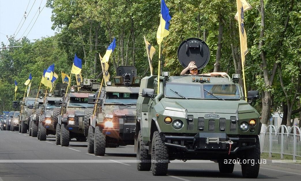 В Мариуполе идет военный парад ВСУ в честь освобождения от "ДНР": люди скандируют "Слава Украине!"