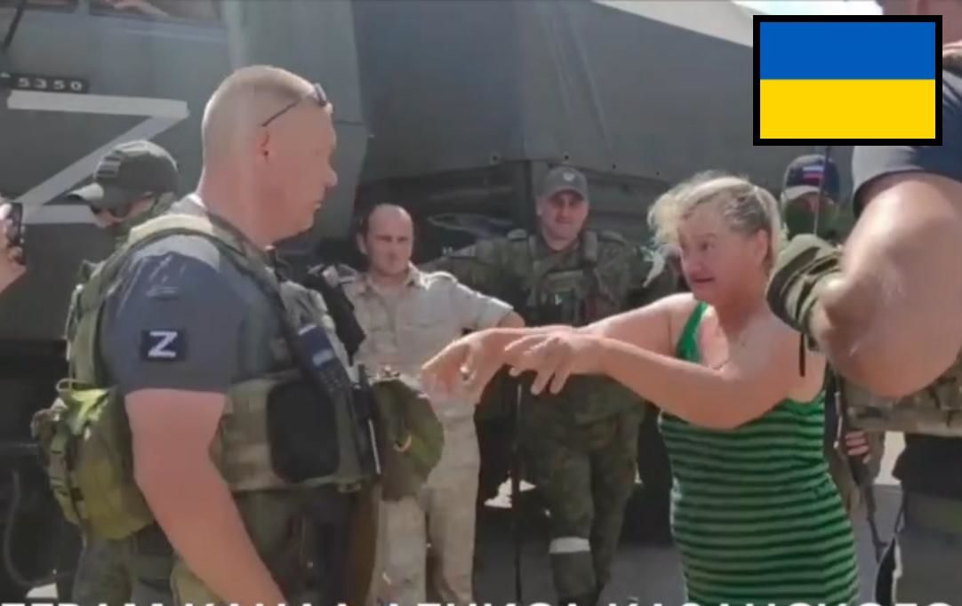 Раздача гуманитарки РФ не помогла: на Херсонщине украинка накинулась на российских оккупантов