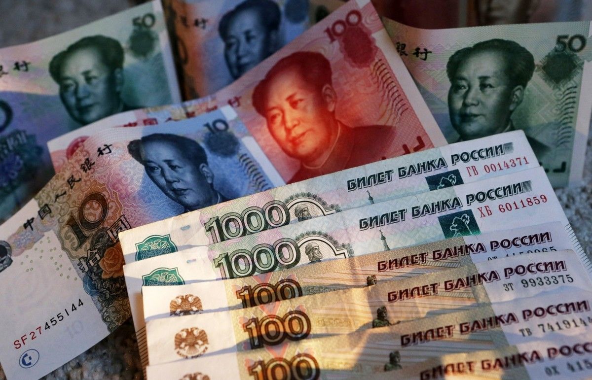 Россияне переводят все деньги в юани – Путин без боя отдал страну Китаю