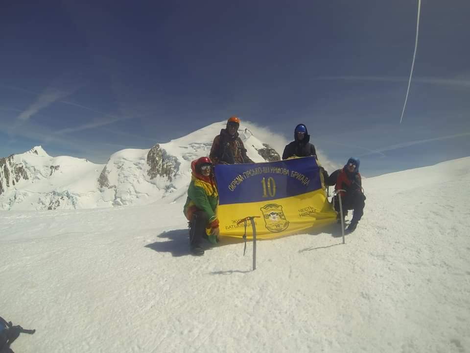 "Європу подолали", - отважные бойцы ВСУ подняли флаг Украины над самой высокой горой Альп - исторические кадры