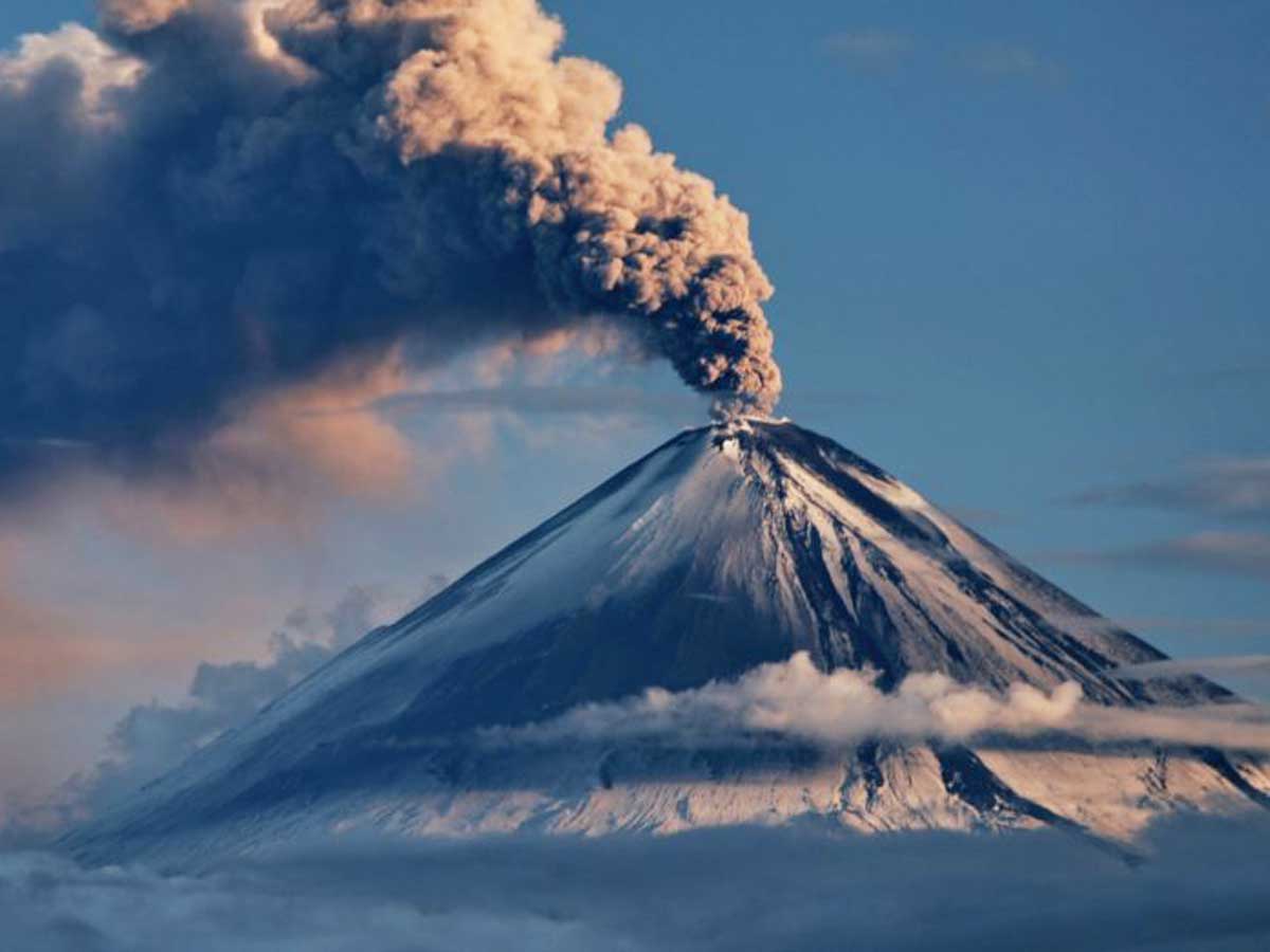 Извержение вулкана Безымянный началось в России на Камчатке