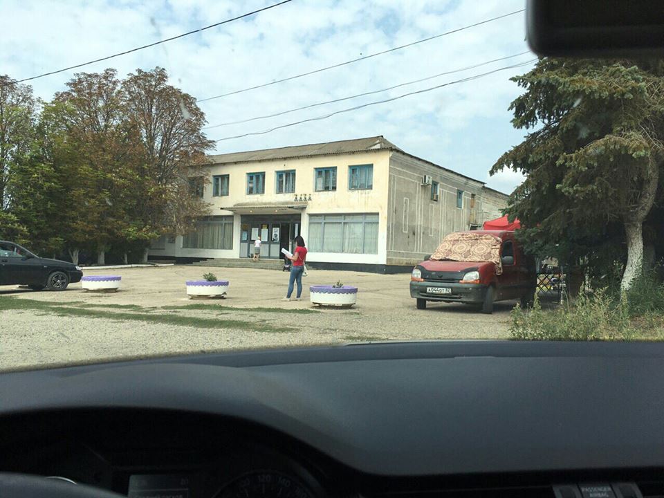 "Явка просто "отличная", избирателей с помещений не выгонишь" - в Сети поиздевались над фото пустого участка в оккупированном Крыму
