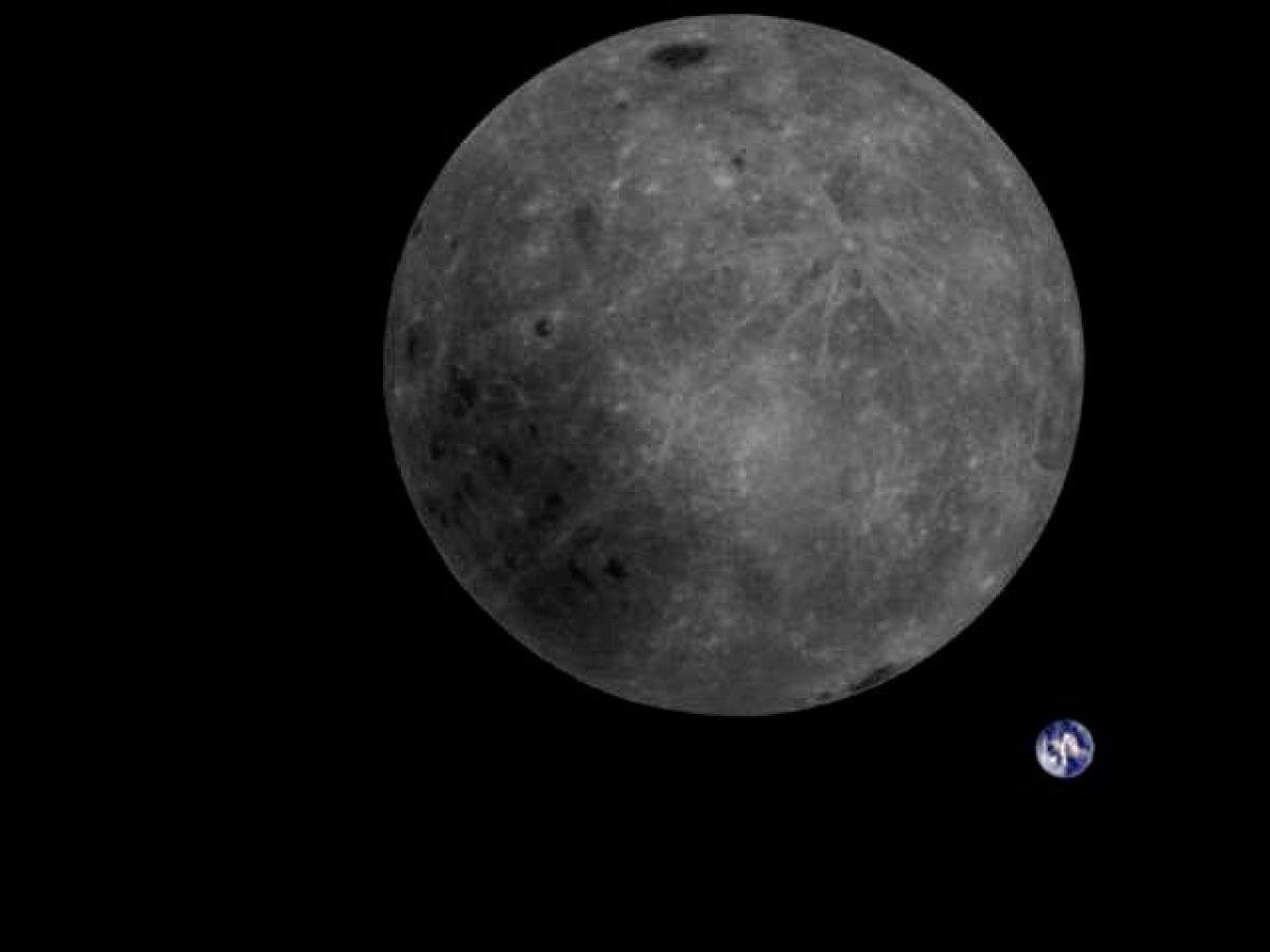 Спутник запечатлел невидимую сторону Луны на фоне Земли: уникальный снимок человечество увидит впервые